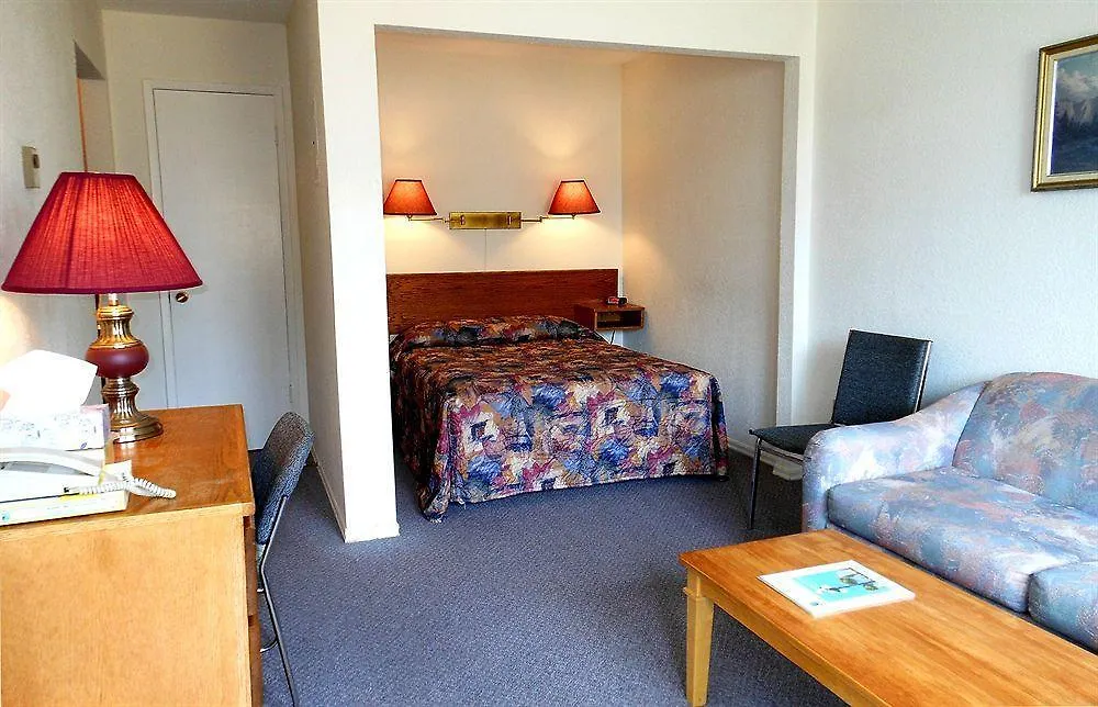 Mayfair Motel Victoria 2*,